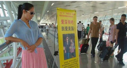 美女被老外骗财骗色家暴 地铁站举牌呼吁别爱