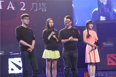 和酒神一起上台的,是dota2公认的"女神解说"冷冷和一直传播着dota2正